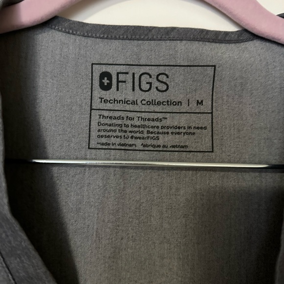 Figs size medium/large in graphite. Casma top and Zamora jogger bottoms - Picture 3 of 5